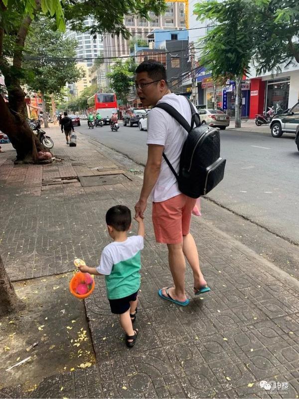 换尿布喂奶陪玩，妈妈晒超人爸爸，网友：我家那位只是挂个名头