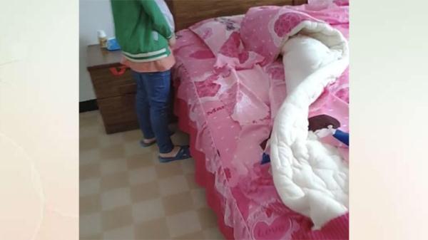 妈妈让女儿换洗被罩，看到女儿拆下来的被罩，妈妈有点蒙