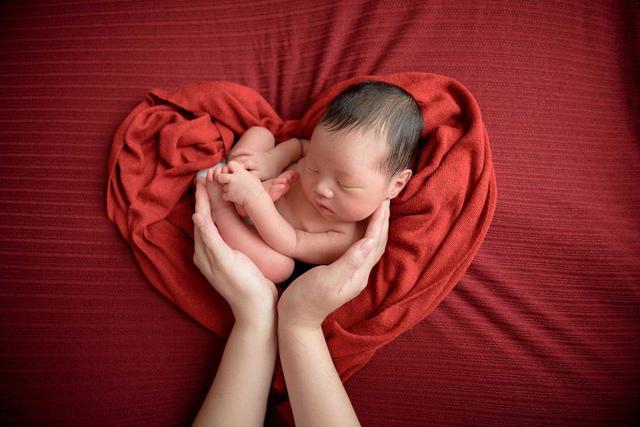 半岁以内婴幼儿的微笑，你懂他的几个意思？