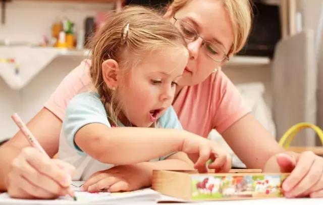 当孩子犯了错，母亲截然不同的反应，会改变孩子的一生