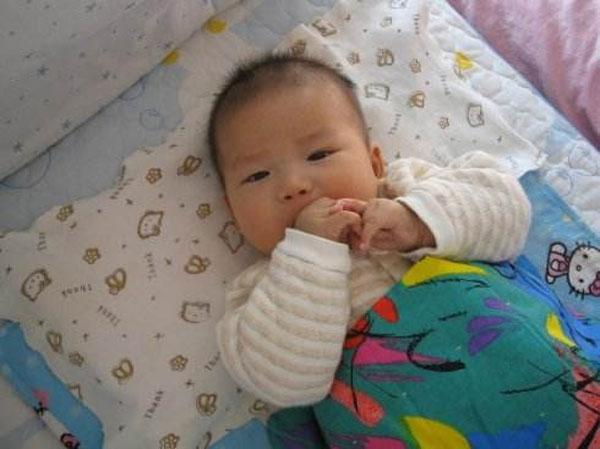 宝宝双腿要绑才能长直？老人育儿的5个坑，90后妈妈踩过没