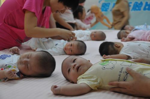 抚触宝宝好处多！儿科医生：做到“两常摸三不碰”，孩子健康聪明