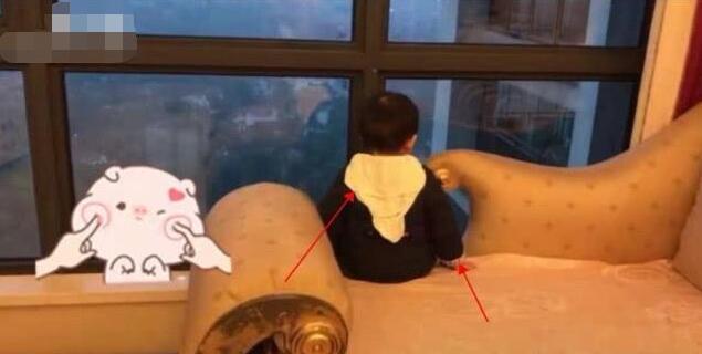 “呆坐宝宝”走红：坐在窗前1小时不动，妈妈往外一看，笑抽了