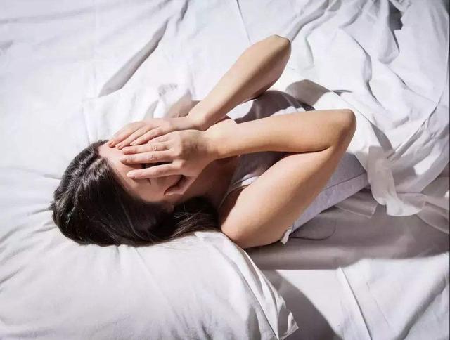 睡觉10分钟，哭闹2小时，宝宝夜里哭闹什么梗？（附应对细则）