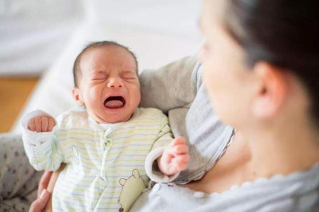 如何照顾一个月小婴儿？妈妈最关心的4个问题都在这了