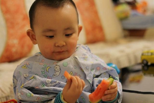娃吃西瓜后呕吐腹泻，还有3种不要乱吃，医生：不要再让悲剧发生
