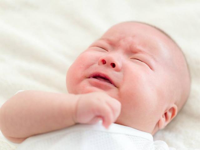 强调「婴儿哭闹时不要抱」的「外国妈妈育儿法」有危害吗？