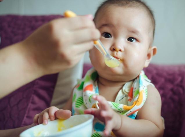6个月宝宝肠坏死，儿科医生：未满一周岁，这3种辅食不能碰