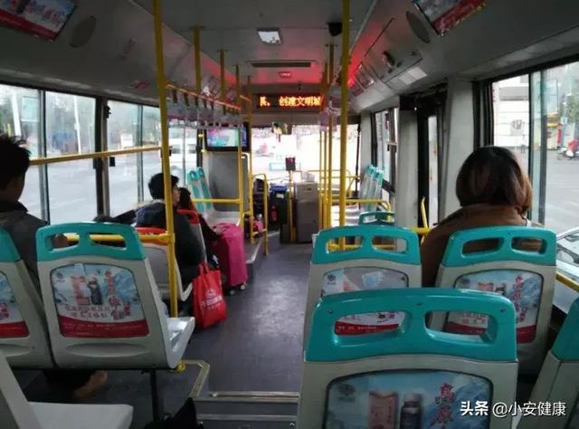 孕妇不给大爷让座，还被要求拿怀孕证明，起身后全车人都沉默了