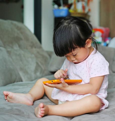 孩子拿手机玩小游戏，电子产品是洪水猛兽，还是益智工具？