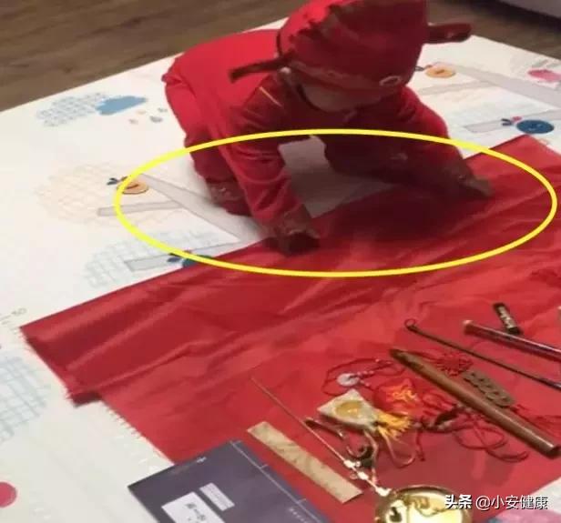 一周岁宝宝抓周，从未见过这种选择，网友：真不按套路出牌