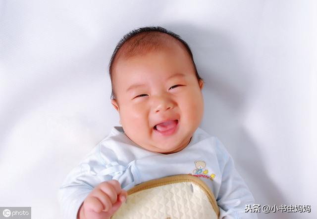 育儿专家说：未满月的宝宝这样锻炼，对发展大动作及潜能至关重要
