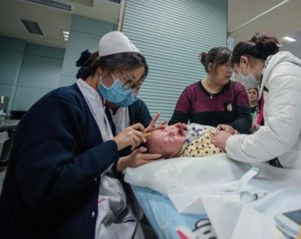 6个月宝宝肠坏死，儿科医生：未满一周岁，这3种辅食不能碰
