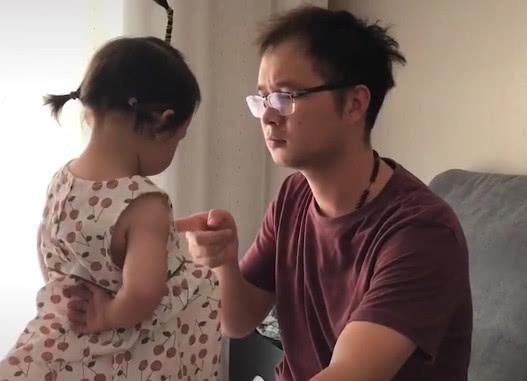 “假正经奶爸”教训女儿火了，打败你的不是天真，是“憋不住”