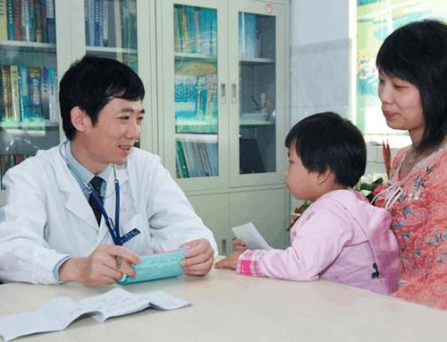 儿科医生：2岁女孩头发掉光，不再长高，这到底是因为什么？