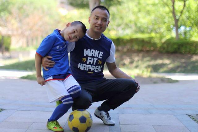 “奇葩”奶爸带娃方式走红网络，宝宝的小表情，让网友笑抽