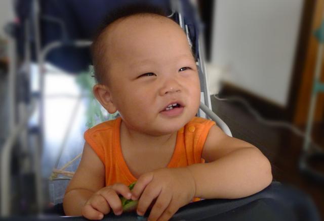 8个月宝宝吃西瓜，严重腹泻、脱水！孩子太小，3种水果别随便吃