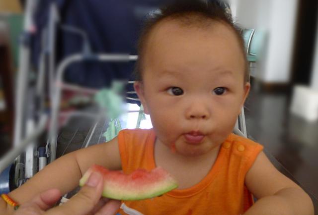 8个月宝宝吃西瓜，严重腹泻、脱水！孩子太小，3种水果别随便吃