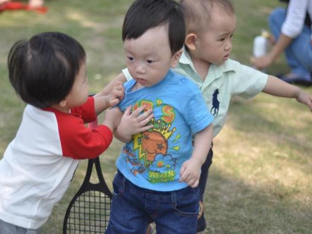 四岁儿子被三岁女同学抓花脸，只因平时这样教导，妈妈有些自责