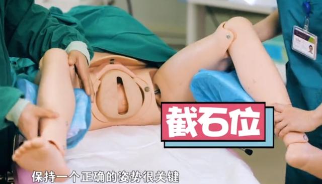 顺产接生的全过程是怎样的？助产士做出示范，生而为人不容易