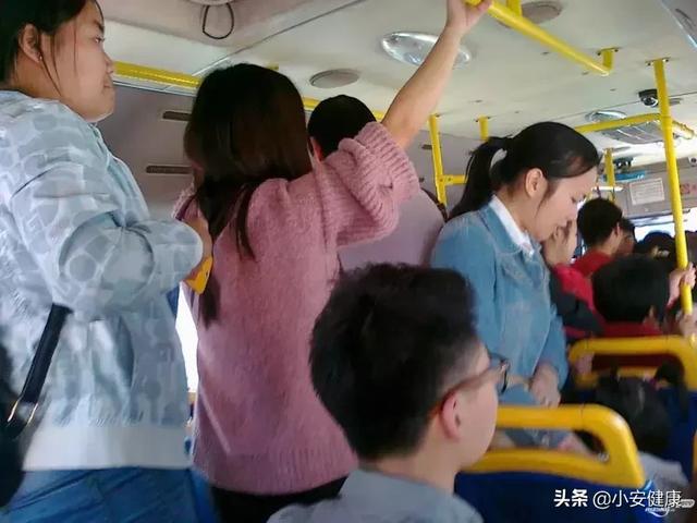 孕妇不给大爷让座，还被要求拿怀孕证明，起身后全车人都沉默了