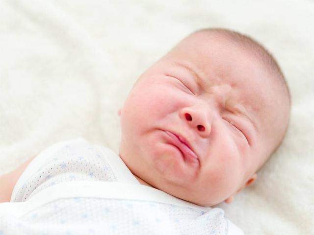 强调「婴儿哭闹时不要抱」的「外国妈妈育儿法」有危害吗？