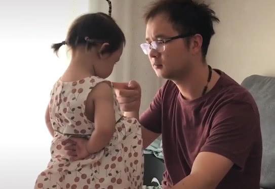 “假正经奶爸”教训女儿火了，打败你的不是天真，是“憋不住”
