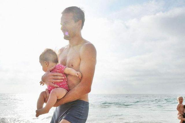 夏季炎热，出门遛娃尽量带上这3样东西