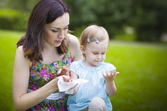 夏季炎热，出门遛娃尽量带上这3样东西