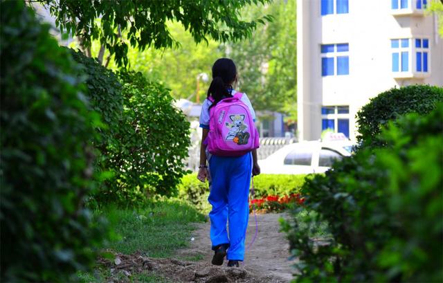 女孩成长路上，这些“危险”离你不远，做父母的要这样教孩子