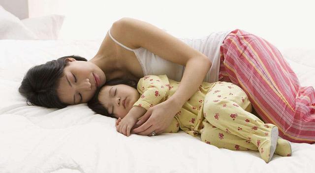 孩子到了该自己一个人睡的时候，爸爸妈妈们可不能够总心疼