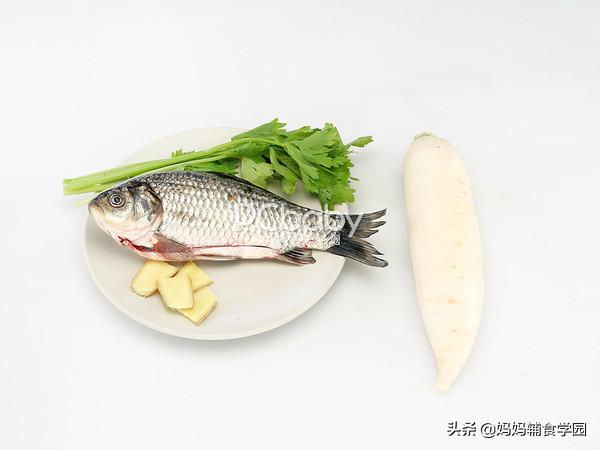 产后下奶神汤：萝卜丝鲫鱼汤，奶白味鲜，喝了下奶快