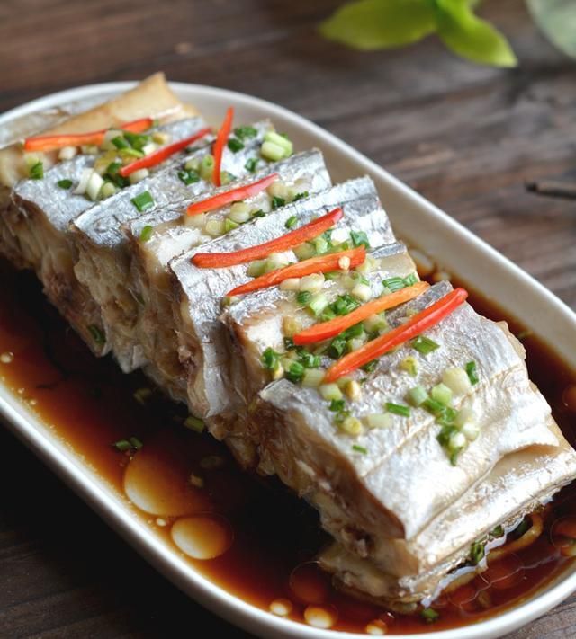 豆豉香鲫鱼,清蒸带鱼,西芹虾球