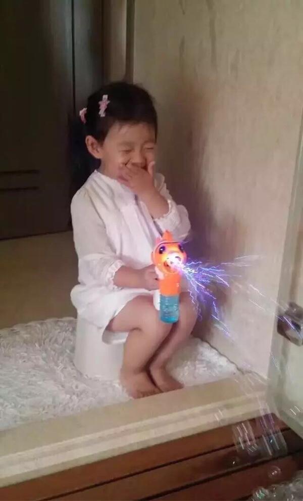 家教好不好，看孩子的举动就知道！大S女儿的公主坐就是最好写照