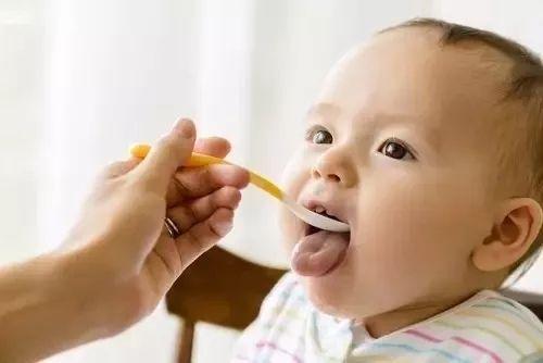 宝宝辅食添加指南：肉类什么时候加？每天吃多少合适？