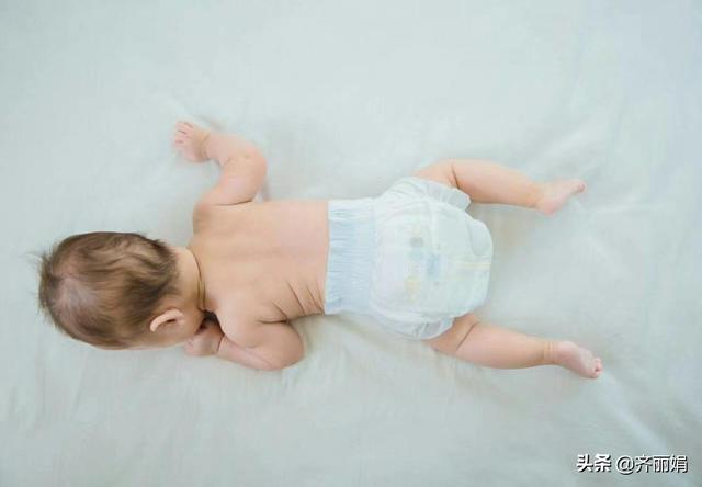 天气暖和就可以给孩子脱掉纸尿裤？可能你没想到后果