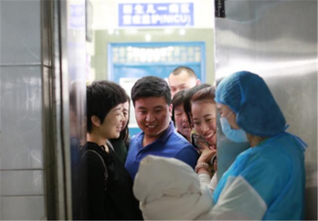 宝妈产房内生娃，女儿产房外只身等待，孩子一句话让护士哽咽