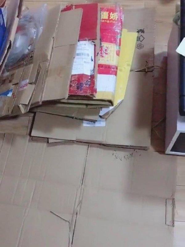 幼儿园办时装秀，爸爸用硬纸做衣服，网友：我想破脑袋也做不出来