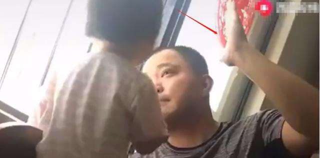爸爸本来要教训一下女儿，接下来女儿的动作，父亲顶不住了