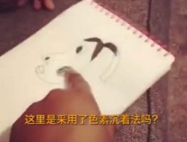 女儿被自己的画丑哭，妈妈猛吹彩虹屁，爸爸的反应让女儿哭更惨