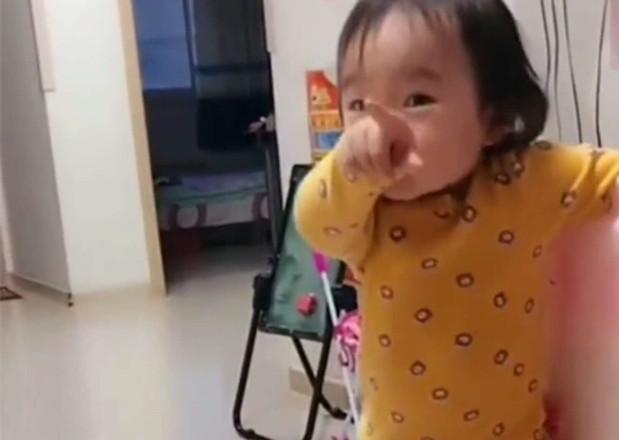 “信不信我拔掉你的牙”，三岁女儿大声训妈妈，下一秒却怂了