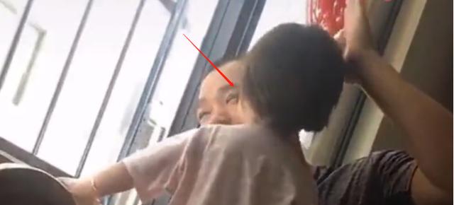 爸爸本来要教训一下女儿，接下来女儿的动作，父亲顶不住了