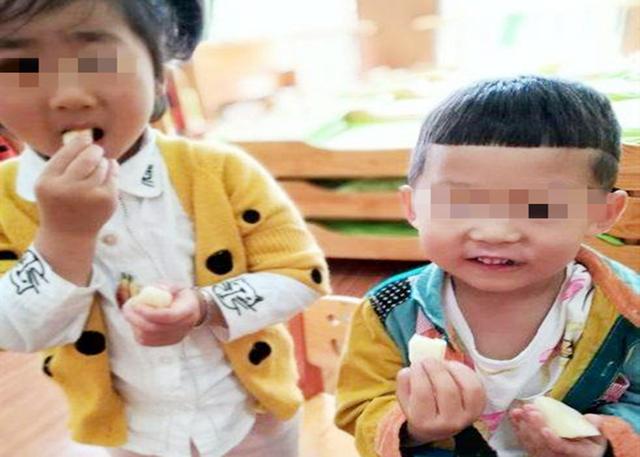 幼儿园一根香蕉分着吃，惹来家长吐槽，老师给出的原因很有道理
