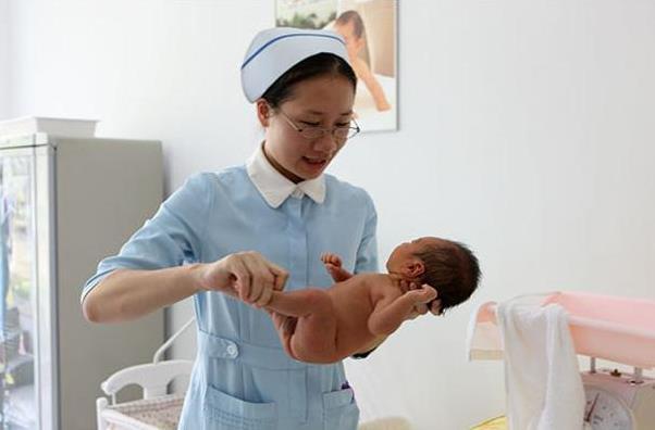 宝宝刚出生，为什么妈妈只能看眼“性别”？给出的解释很现实