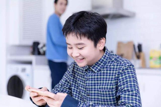 经常玩手机和不玩手机的孩子，10年后，在这四个方面差距会很明显