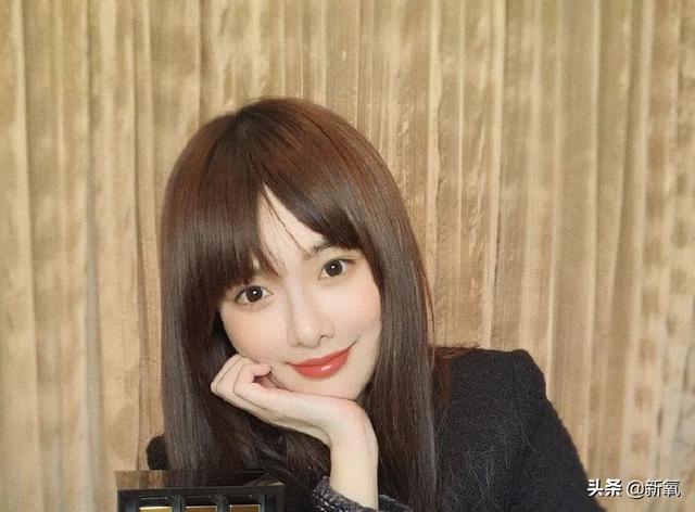 侧面看下巴也很翘.