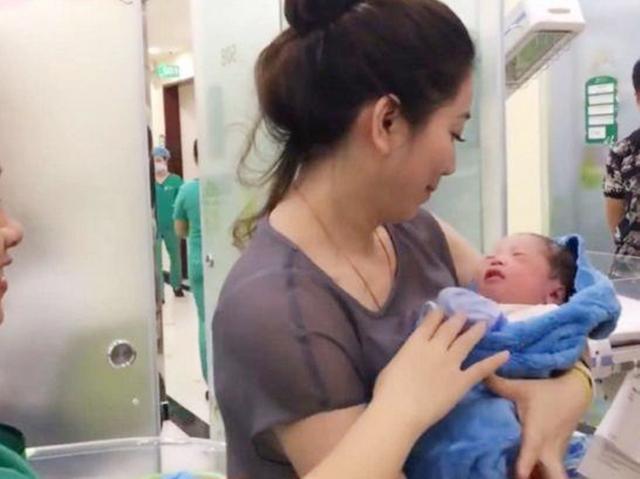 女儿分娩，外婆到医院探望孩子，人美气质好，网友无法淡定