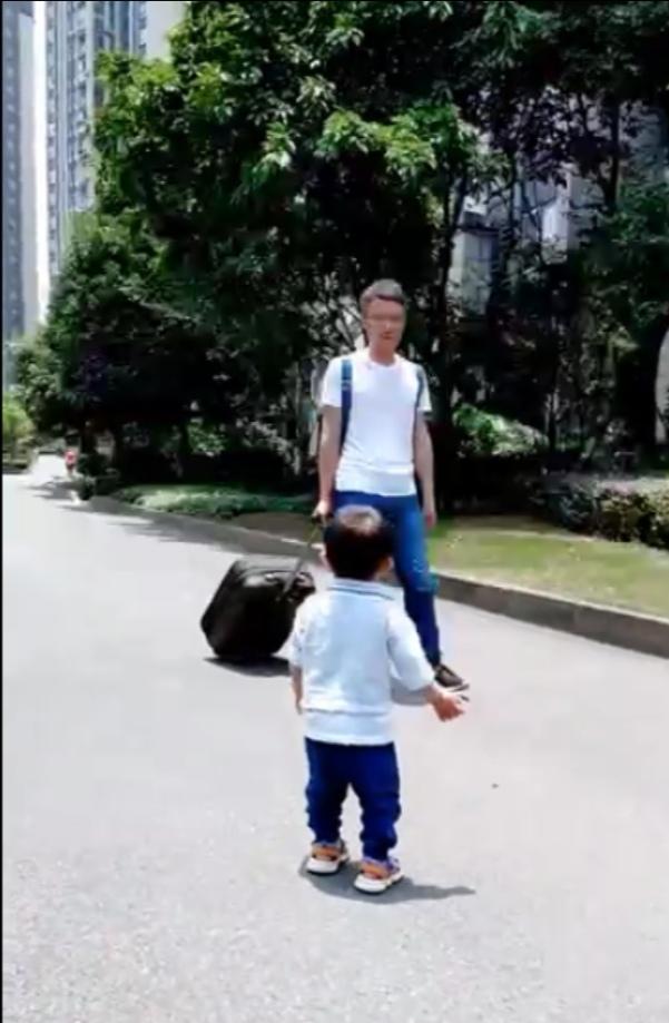 爸爸出差回来，故意给儿子制造一场偶遇，接下来一幕，看完不许笑