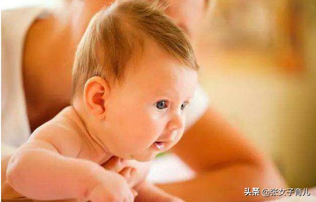 6个月大宝宝还不会这3个动作，父母要引起重视，不然影响孩子健康