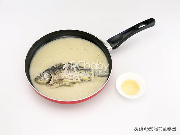 产后下奶神汤：萝卜丝鲫鱼汤，奶白味鲜，喝了下奶快